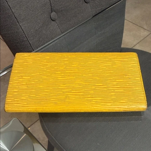 Louis Vuitton Yellow Wallet Will Come With Unbranded Chain - Picture 2 of 7